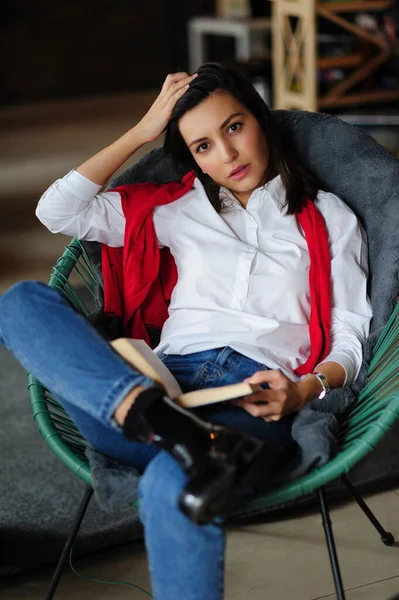 Retrato Uma Linda Garota Morena Uma Camisa Branca Uma Cadeira — Fotografia de Stock