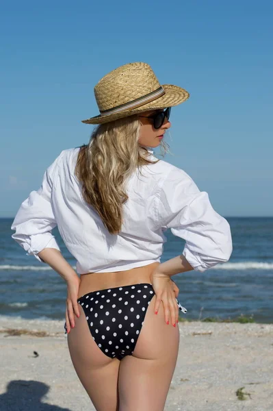 Hermosa Chica Sexy Chica Rubia Posando Playa Junto Mar —  Fotos de Stock