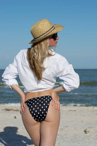Красива Дівчина Сексуальна Блондинка Позує Пляжі Біля Моря — стокове фото