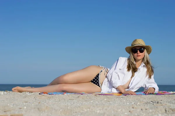Krásná Dívka Sexy Blondýny Dívka Pózující Pláži Moře — Stock fotografie