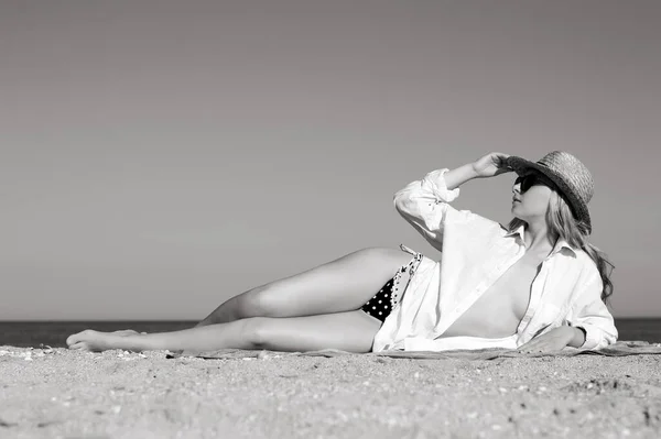美しいです女の子セクシーブロンド女の子ポルノのザビーチによってザ海 — ストック写真