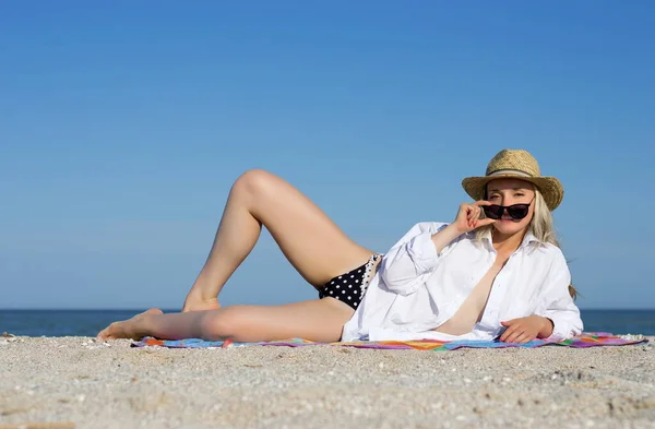 Bella Ragazza Sexy Ragazza Bionda Posa Sulla Spiaggia Vicino Mare — Foto Stock