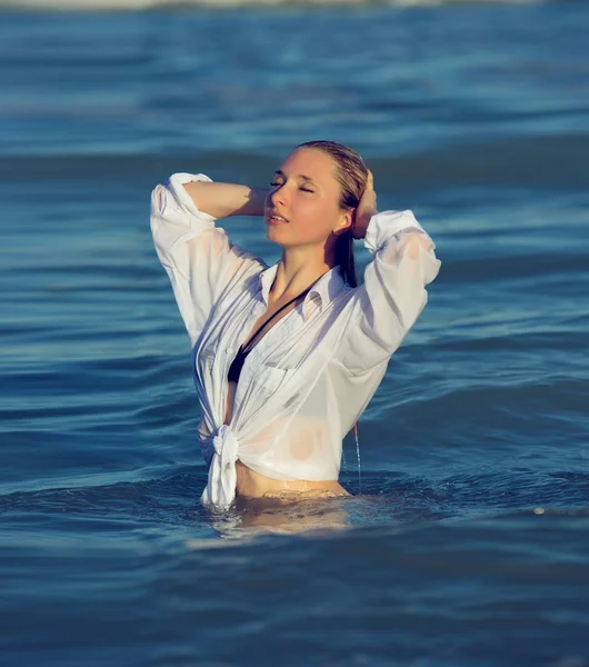 Mooi Meisje Sexy Blond Meisje Poseren Het Water Branding — Stockfoto