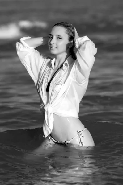 Όμορφο Κορίτσι Σέξι Ξανθιά Κοπέλα Ποζάρουν Στο Νερό Στο Surf — Φωτογραφία Αρχείου