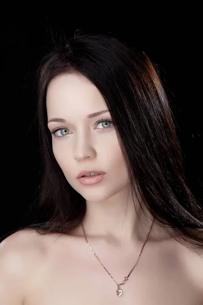 Schöne Sexy Brünette Mädchen Posiert Auf Einem Schwarzen Hintergrund — Stockfoto