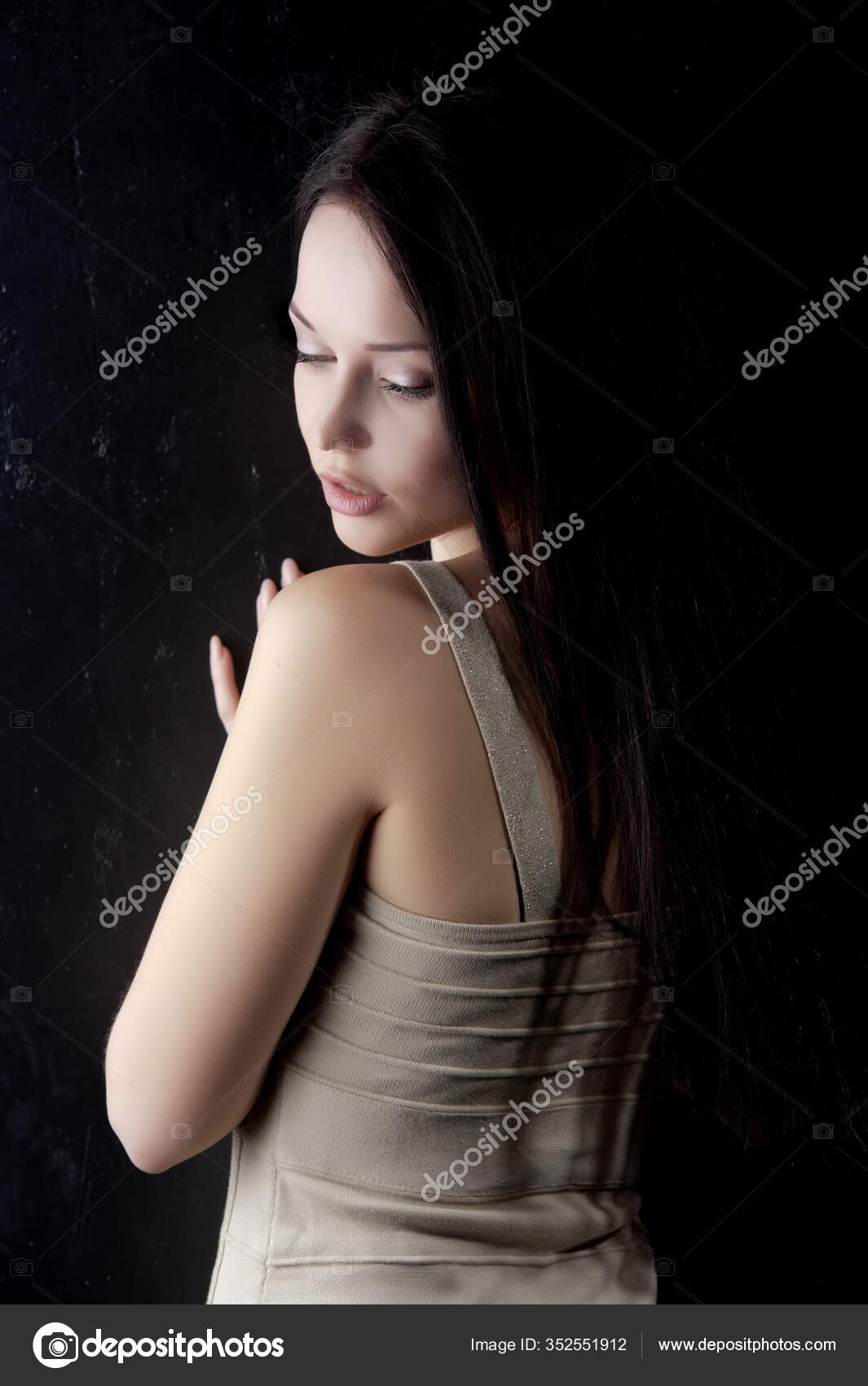 Schöne brunette Mädchen posiert in einem shop Schöne brunette Mädchen posiert in einem shop