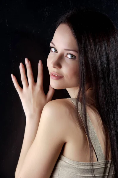 Piękne Sexy Brunetka Dziewczyna Pozowanie Czarny Tło — Zdjęcie stockowe