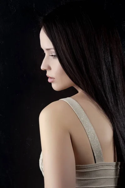 漂亮的性感黑发女孩在黑色背景上摆姿势 — 图库照片