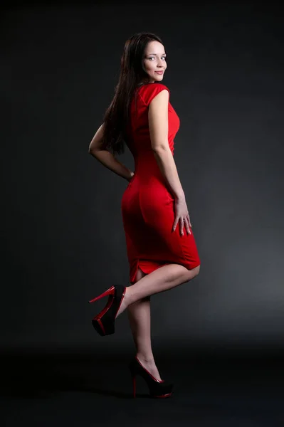 Schöne Sexy Brünette Mädchen Posiert Auf Einem Schwarzen Hintergrund — Stockfoto