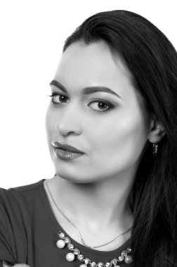 Güzel seksi esmer kız, parlak kırmızı dudaklarıyla beyaz arka planda poz veriyor.