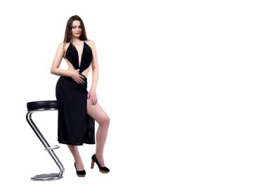 Güzel seksi esmer kız, parlak kırmızı dudaklarıyla beyaz arka planda poz veriyor.