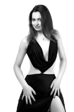 Güzel seksi esmer kız, parlak kırmızı dudaklarıyla beyaz arka planda poz veriyor.