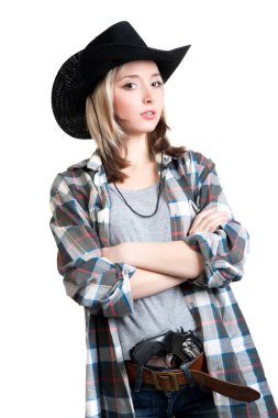 Güzel, sarışın, güneş gözlüğü takan, kovboy şapkası takan, kemerinde silah olan bir kız.