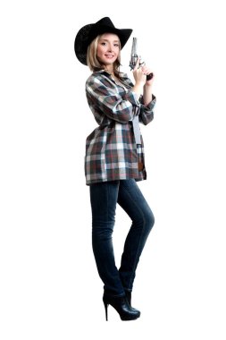 Güzel, sarışın, güneş gözlüğü takan, kovboy şapkası takan, elinde silah tutan güzel bir kız.