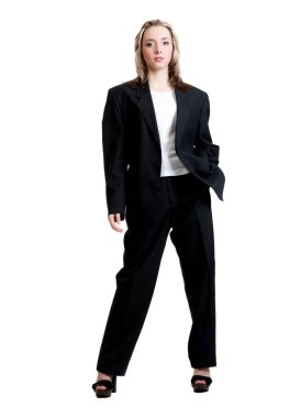 Siyah pantolonlu, ceketli ve gömlekli, beyaz arka plan izolasyonlu güzel sarışın kız.