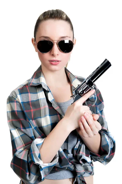 漂亮性感的金发女人戴着太阳镜 拿着枪 — 图库照片