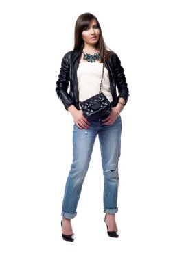 Güzel, seksi esmer kız beyaz bir arka planda poz veriyor.