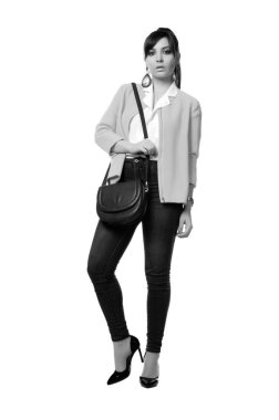 Güzel, seksi esmer kız beyaz bir arka planda poz veriyor.