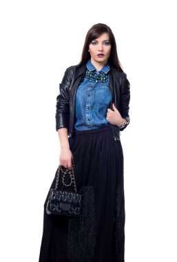 Güzel, seksi esmer kız beyaz bir arka planda poz veriyor.