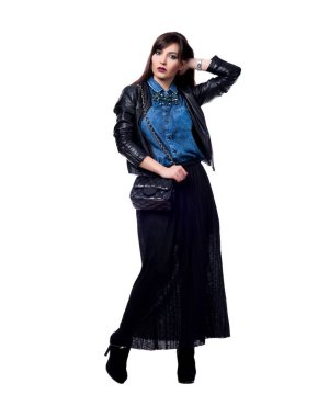 Güzel, seksi esmer kız beyaz bir arka planda poz veriyor.