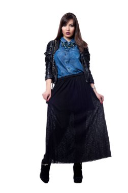 Güzel, seksi esmer kız beyaz bir arka planda poz veriyor.