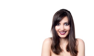 Güzel, seksi esmer kız beyaz bir arka planda poz veriyor.