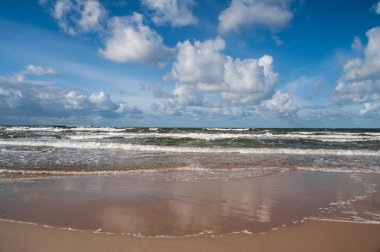 bulutlar ile deniz manzarası