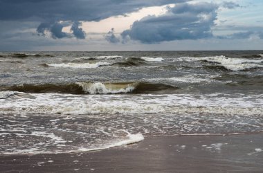 Denizde bulutlu bir gün