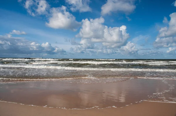 bulutlar ile deniz manzarası