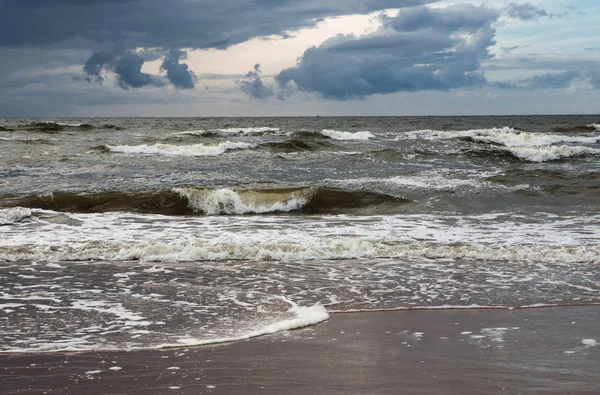 Denizde bulutlu bir gün