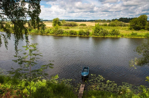 Bir tekne, yaz yatay