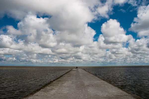 Gökyüzü ve deniz arasında