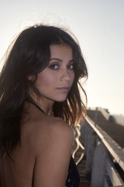 bir iskelede kadın portresi