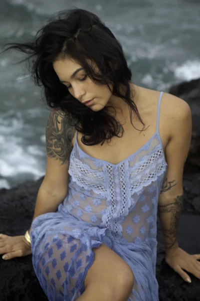 Girl on rocks by ocean — Stock Photo, Image