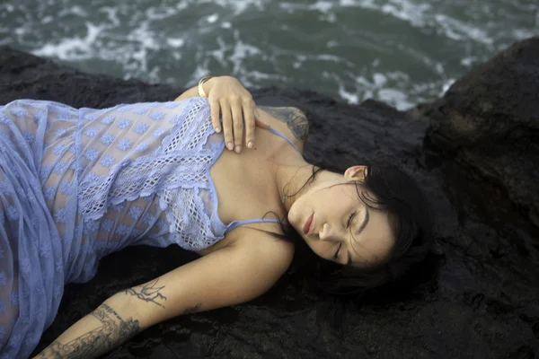 Chica en rocas por océano —  Fotos de Stock