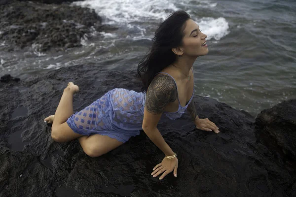 Chica en rocas por océano —  Fotos de Stock