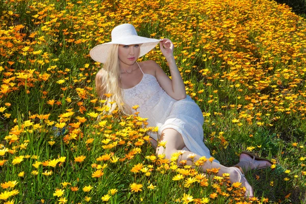 お花畑の美しいブロンド — ストック写真