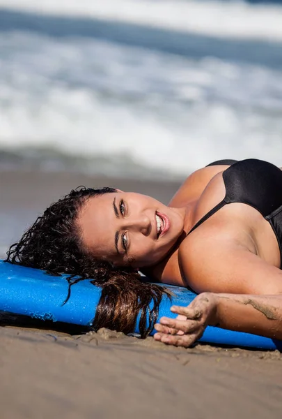 Жінка з дошкою для серфінгу — стокове фото