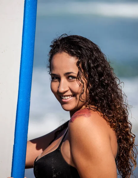 Mujer con su tabla de surf — Foto de Stock