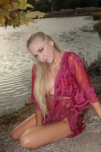 Chica rubia junto a un lago — Foto de Stock