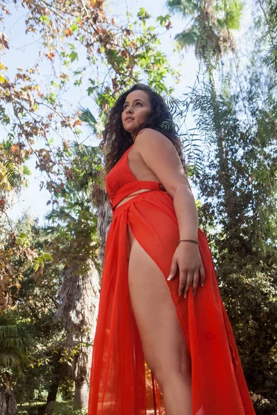 Bonita chica al aire libre en un vestido —  Fotos de Stock