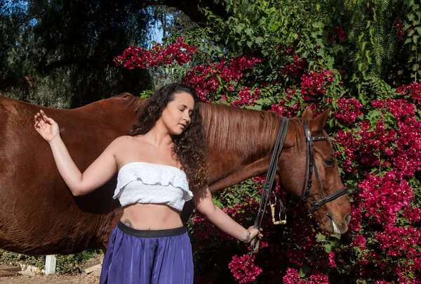 Bella bruna con cavallo — Foto Stock