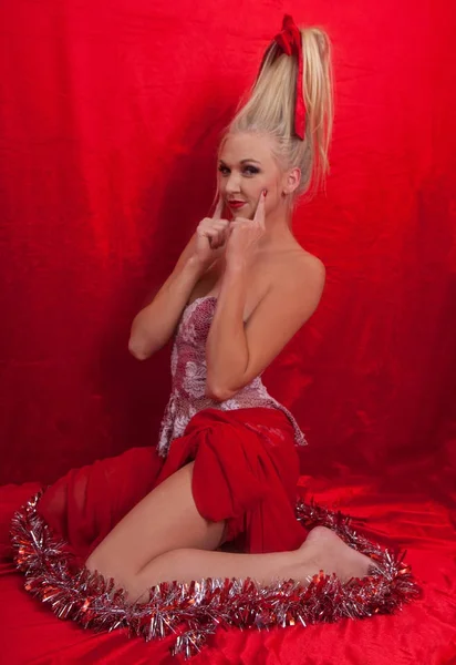 kırmızı saten üzerinde güzel sarışın