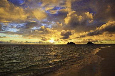 lanikai Beach, hawaii Bulutların arasından Pasifik gündoğumu