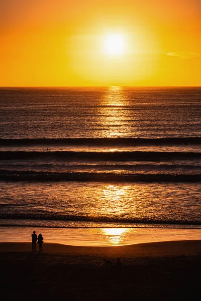 Coppia Tramonto Sulla Spiaggia — Foto Stock