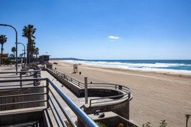 Coronavirus karantinası sırasında San Diego 'da boş bir sahil yürüyüşü.