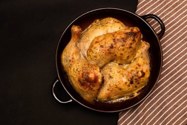 karanlık bir arka plan üzerine yağda pişmiş tavuk