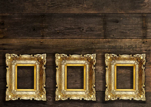 Старий золотий малюнок Рамки на дерев'яній стіні — стокове фото
