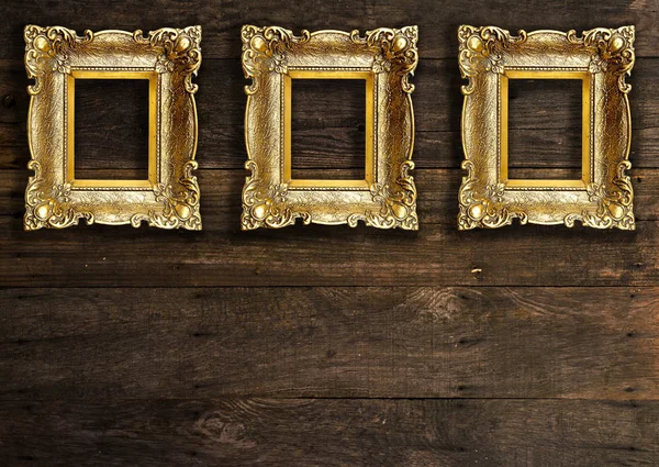 Старий золотий малюнок Рамки на дерев'яній стіні — стокове фото