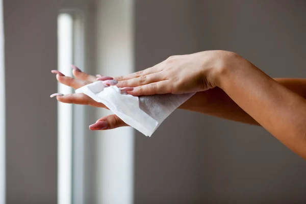 Nettoyer les mains avec des lingettes humides — Photo